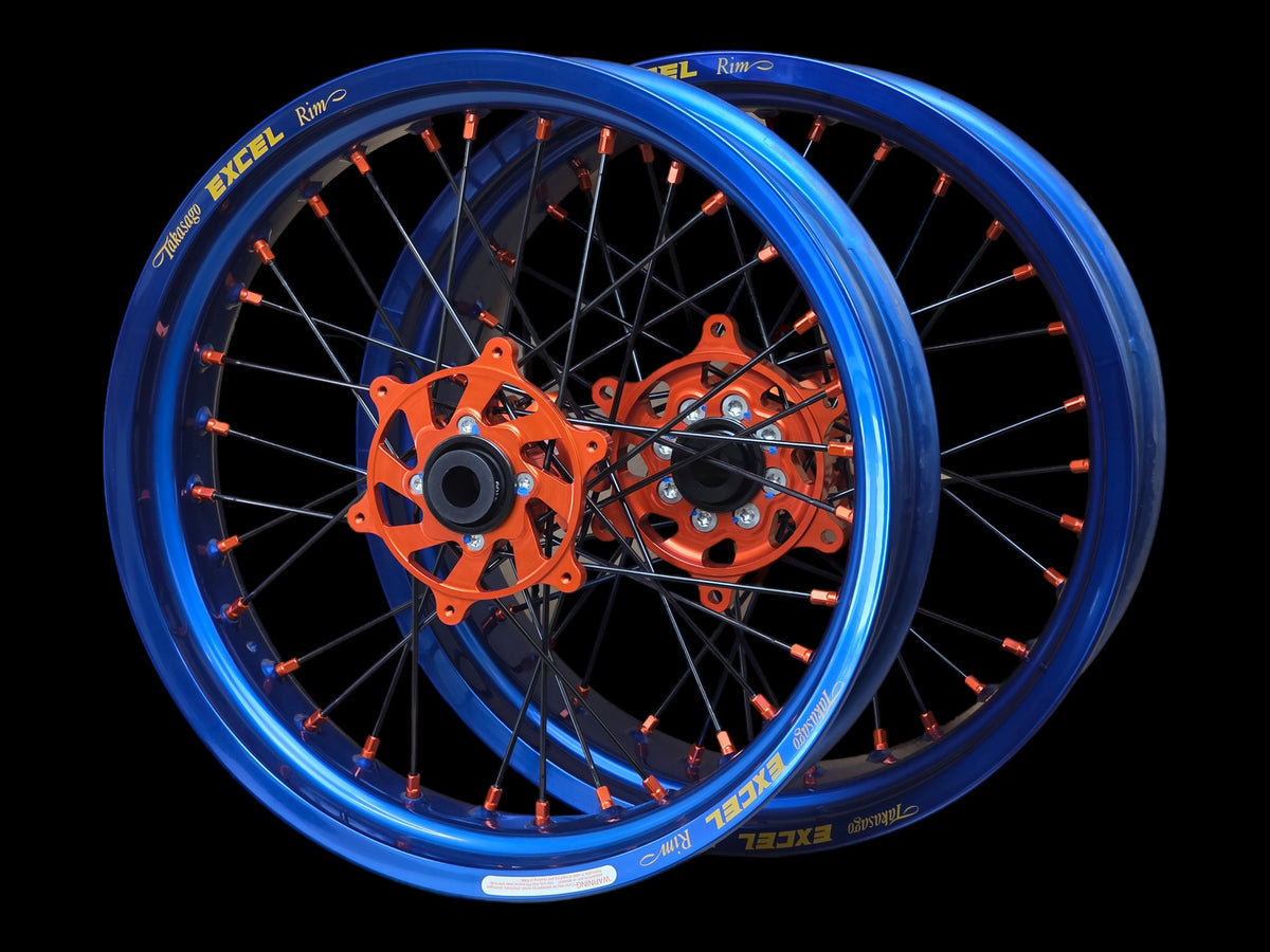 Supermoto Felgensatz 17 Zoll Excel Blau mit G2 Pro Nabe Orange – vorne und hinten, schwarzer Hintergrund