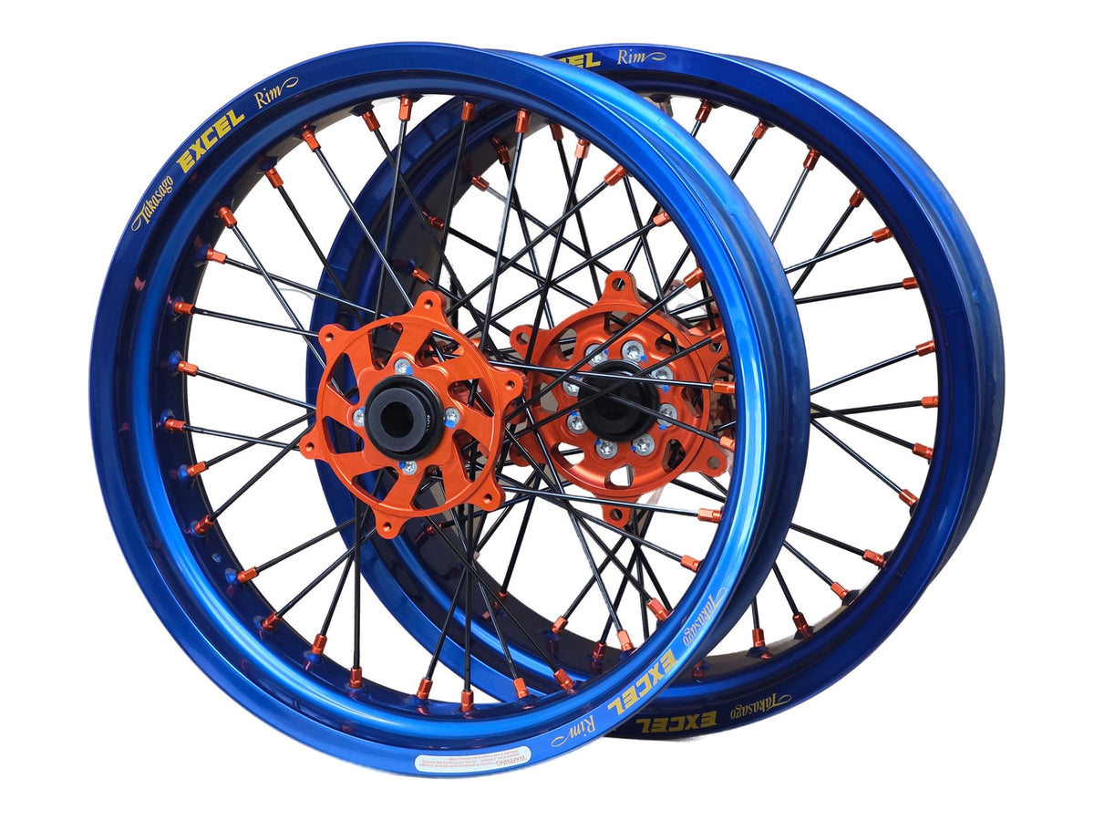 Supermoto Felgensatz 17 Zoll Excel Blau mit G2 Pro Nabe Orange – vorne und hinten, freigestellt