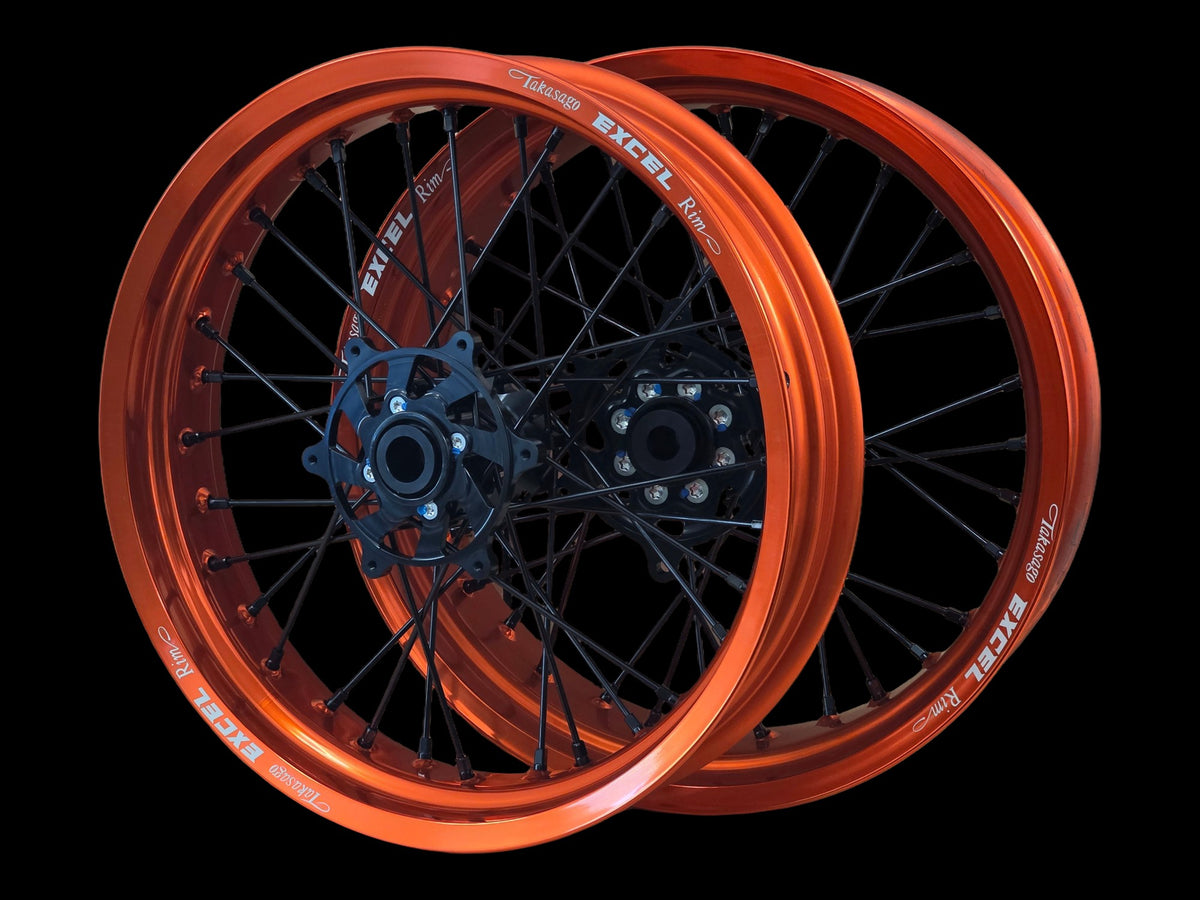 Supermoto Felgensatz 17 Zoll Excel Orange mit G2 Pro Nabe Schwarz – vorne und hinten, schwarzer Hintergrund