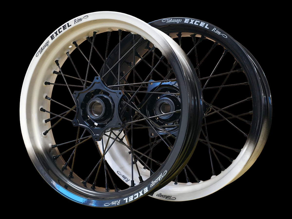 Supermoto Felgensatz 17 Zoll Excel Verkehrsweiß / Tiefschwarz mit EVSS Nabe Schwarz – vorne und hinten, schwarzer Hintergrund