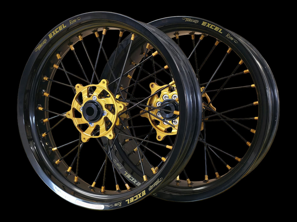 Supermoto Felgensatz 17 Zoll Excel Schwarz mit G2 Pro Nabe Gold – vorne und hinten, schwarzer Hintergrund