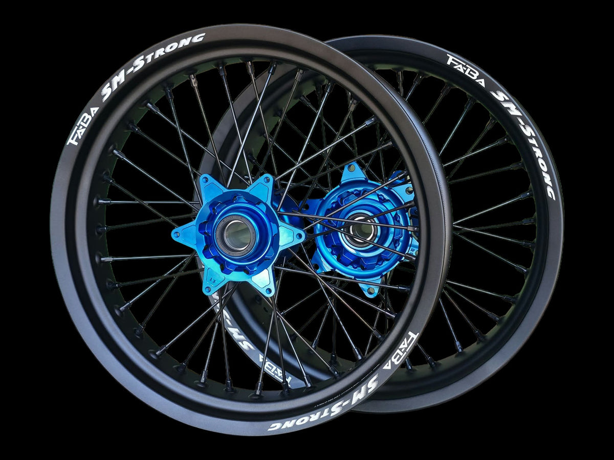 Supermoto Felgensatz 17 Zoll Faba SM-Strong Mattschwarz mit Faba Nabe Blau – vorne und hinten, schwarzer Hintergrund