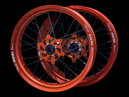 Supermoto Felgensatz 17 Zoll Excel Orange mit G2 Pro Nabe Orange – vorne und hinten, schwarzer Hintergrund