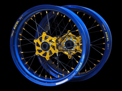 Supermoto Felgensatz 17 Zoll Excel Blau mit G2 Pro Nabe Gold – vorne und hinten, schwarzer Hintergrund