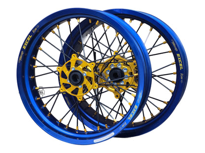 Supermoto Felgensatz 17 Zoll Excel Blau mit G2 Pro Nabe Gold – vorne und hinten, freigestellt