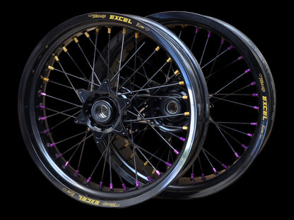 Supermoto Felgensatz 17 Zoll Excel Schwarz mit Faba Nabe Schwarz (Doppelscheibe) – vorne und hinten, schwarzer Hintergrund