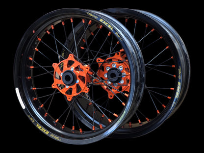 Supermoto Felgensatz 17 Zoll Excel Schwarz mit G2 Pro Nabe Orange – vorne und hinten, schwarzer Hintergrund
