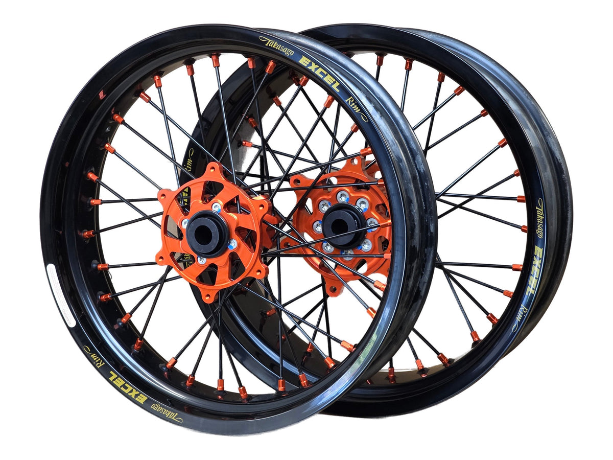 Supermoto Felgensatz 17 Zoll Excel Schwarz mit G2 Pro Nabe Orange – vorne und hinten, freigestellt