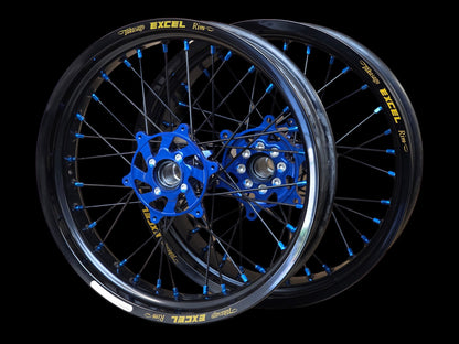 Supermoto Felgensatz 17 Zoll Excel Schwarz mit G2 Pro Nabe Blau – vorne und hinten, schwarzer Hintergrund