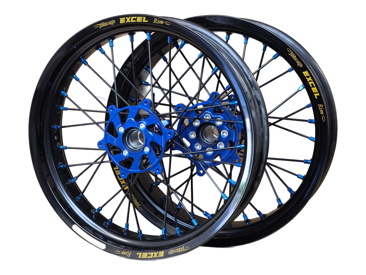 Supermoto Felgensatz 17 Zoll Excel Schwarz mit G2 Pro Nabe Blau – vorne und hinten, freigestellt