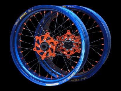 Supermoto Felgensatz 17 Zoll Excel Blau mit G2 Pro Nabe Orange – vorne und hinten, schwarzer Hintergrund