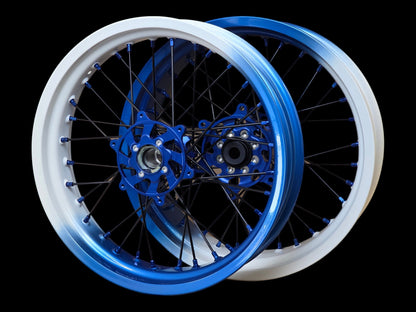 Supermoto Felgensatz 17 Zoll Excel Illusion Light Blue / Polar White mit G2 Pro Nabe Blau – vorne und hinten, schwarzer Hintergrund