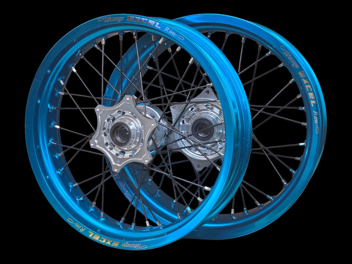 Supermoto Felgensatz 17 Zoll Excel Arctic Blue mit EVSS Nabe Silber – vorne und hinten, schwarzer Hintergrund
