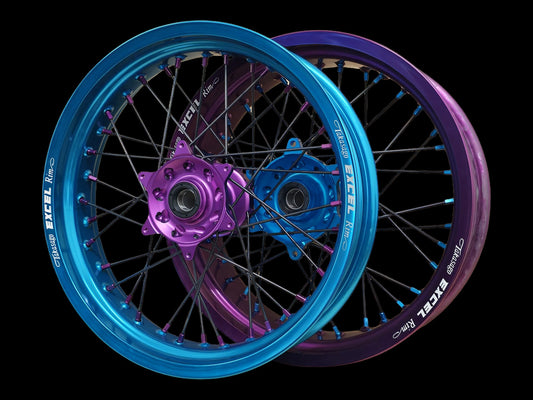 Supermoto Felgensatz 17 Zoll Excel Arctic Blue/Lila 50/50 mit Haan Naben Lila & Arctic Blue – vorne und hinten, schwarzer Hintergrund