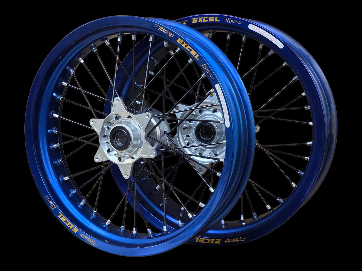 Supermoto Felgensatz 17 Zoll Excel Blau mit Faba Nabe Silber und silbernen Nippeln – vorne und hinten, schwarzer Hintergrund