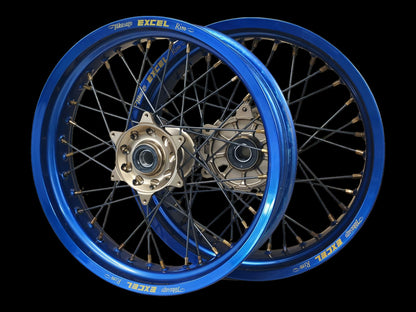 Supermoto Felgensatz 17 Zoll Excel Blau mit Haan Cush Nabe Magnesium – vorne und hinten, schwarzer Hintergrund