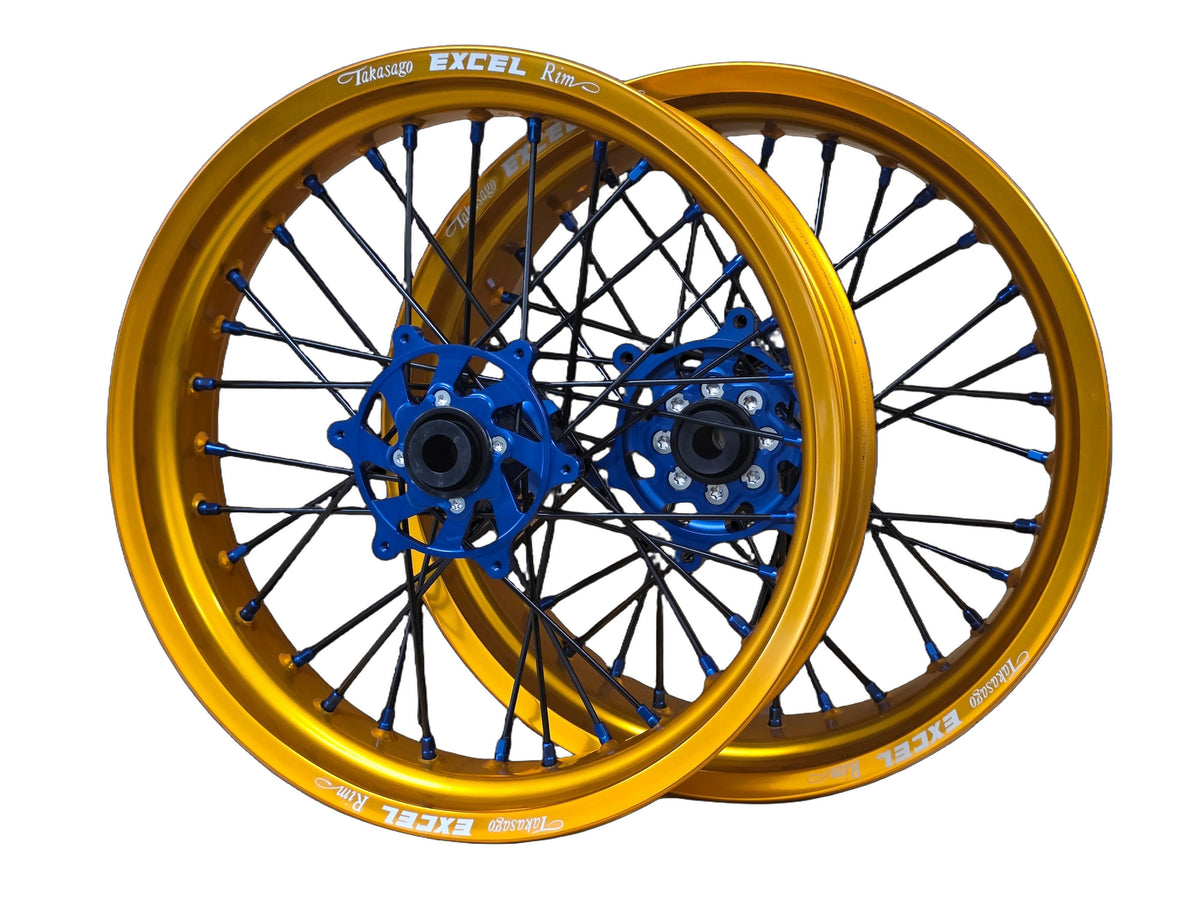 Supermoto Felgensatz 17 Zoll Excel Custom-Gold mit G2 Pro Nabe Blau – vorne und hinten, freigestellt