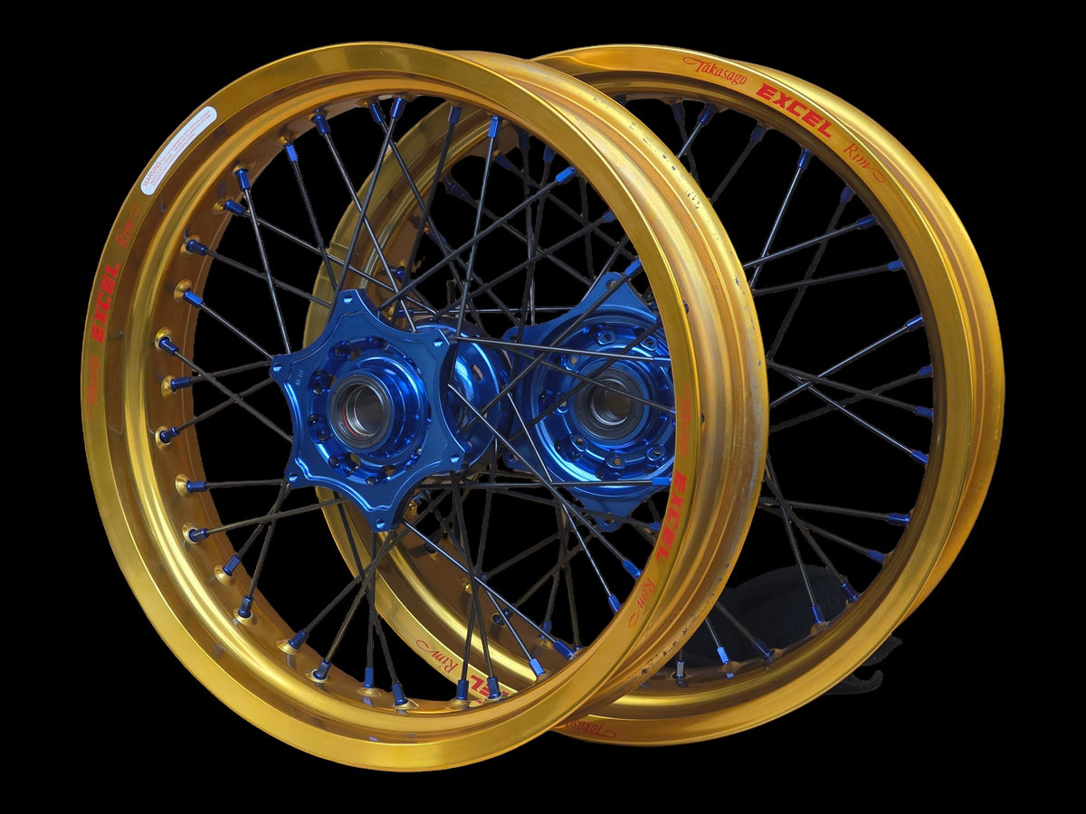 Supermoto Felgensatz 17 Zoll Excel Gold mit EVSS Nabe Blau – vorne und hinten, schwarzer Hintergrund
