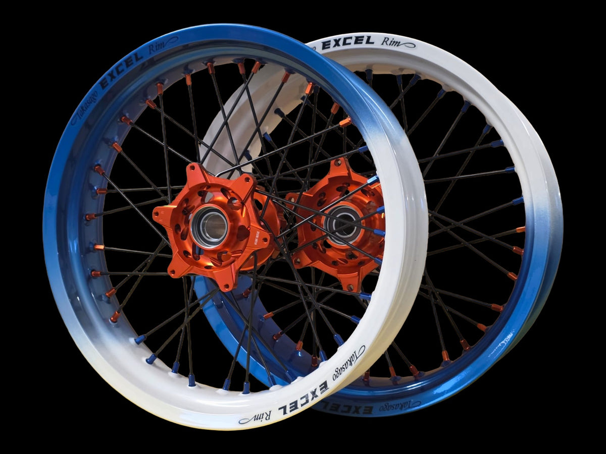 Supermoto Felgensatz 17 Zoll Excel Illusion Neptune / RAL 9016 mit SM Pro Nabe Orange – vorne und hinten, schwarzer Hintergrund