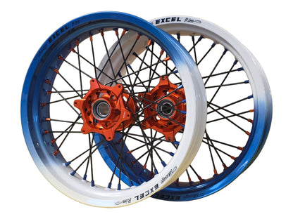 Supermoto Felgensatz 17 Zoll Excel Illusion Neptune / RAL 9016 mit SM Pro Nabe Orange – vorne und hinten, freigestellt