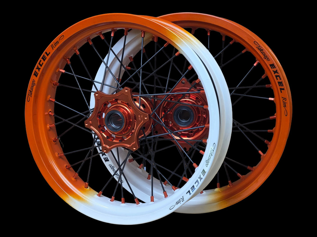 Supermoto Felgensatz 17 Zoll Excel Illusion Tangerine Twist / RAL 9016 mit EVSS Nabe Orange – vorne und hinten, schwarzer Hintergrund
