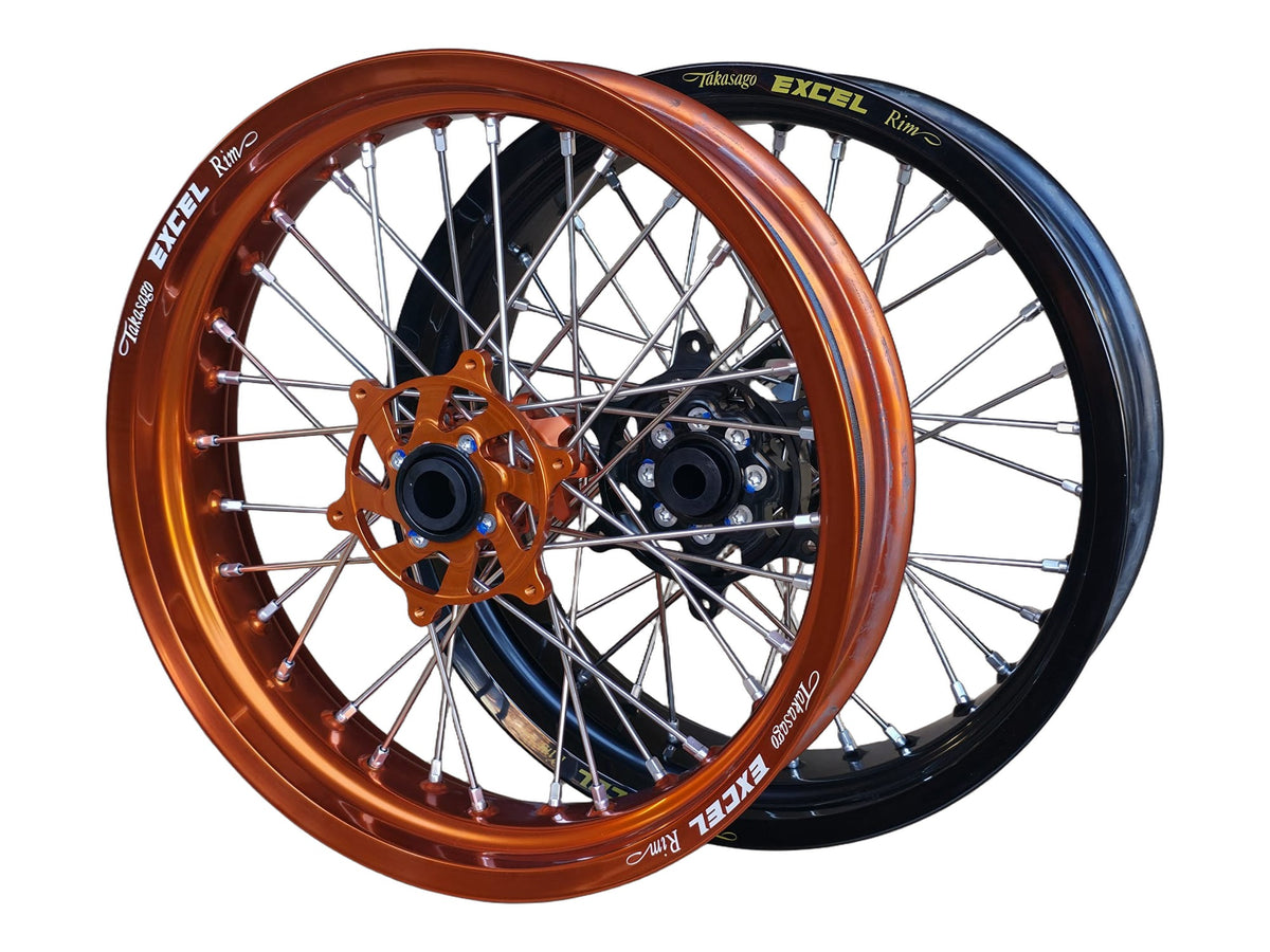 Supermoto Felgensatz 17 Zoll Excel Orange/Schwarz 50/50 mit G2 Pro Naben Orange & Schwarz – vorne und hinten, freigestellt