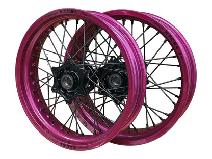 Supermoto Felgensatz 17 Zoll Excel Racing Raspberry mit EVSS Nabe Schwarz – vorne und hinten, freigestellt