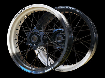 Supermoto Felgensatz 17 Zoll Excel Verkehrsweiß / Tiefschwarz mit EVSS Nabe Schwarz – vorne und hinten, schwarzer Hintergrund