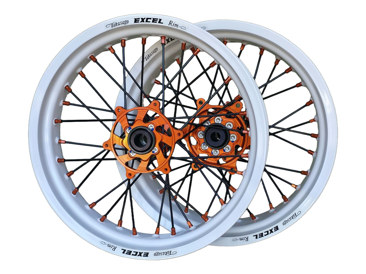 Supermoto Felgensatz 17 Zoll Excel RAL 9016 Verkehrsweiß mit G2 Pro Nabe Orange – vorne und hinten, freigestellt