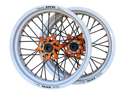 Supermoto Felgensatz 17 Zoll Excel RAL 9016 Verkehrsweiß mit G2 Pro Nabe Orange – vorne und hinten, freigestellt