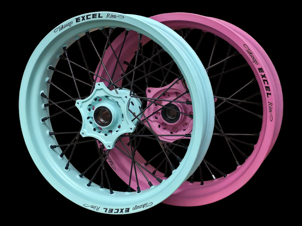 Supermoto Felgensatz 17 Zoll Excel Robin’s Egg Blue / Prison Pink mit EVSS Naben Robin’s Egg Blue & Prison Pink – vorne und hinten, schwarzer Hintergrund