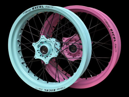 Supermoto Felgensatz 17 Zoll Excel Robin’s Egg Blue / Prison Pink mit EVSS Naben Robin’s Egg Blue & Prison Pink – vorne und hinten, schwarzer Hintergrund