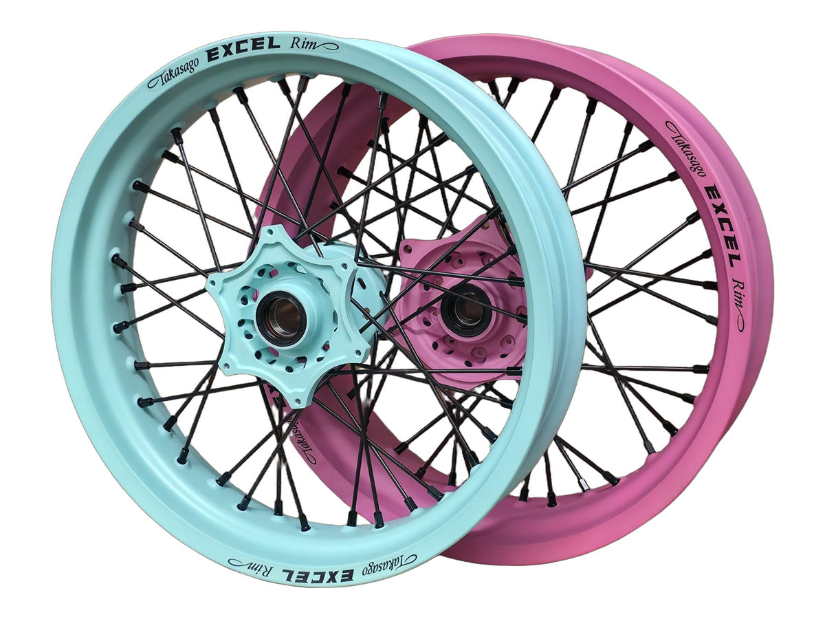 Supermoto Felgensatz 17 Zoll Excel Robin’s Egg Blue / Prison Pink mit EVSS Naben Robin’s Egg Blue & Prison Pink – vorne und hinten, freigestellt