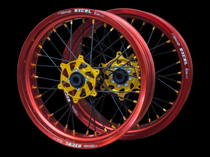 Supermoto Felgensatz 17 Zoll Excel Rot mit G2 Pro Nabe Gold – vorne und hinten, schwarzer Hintergrund