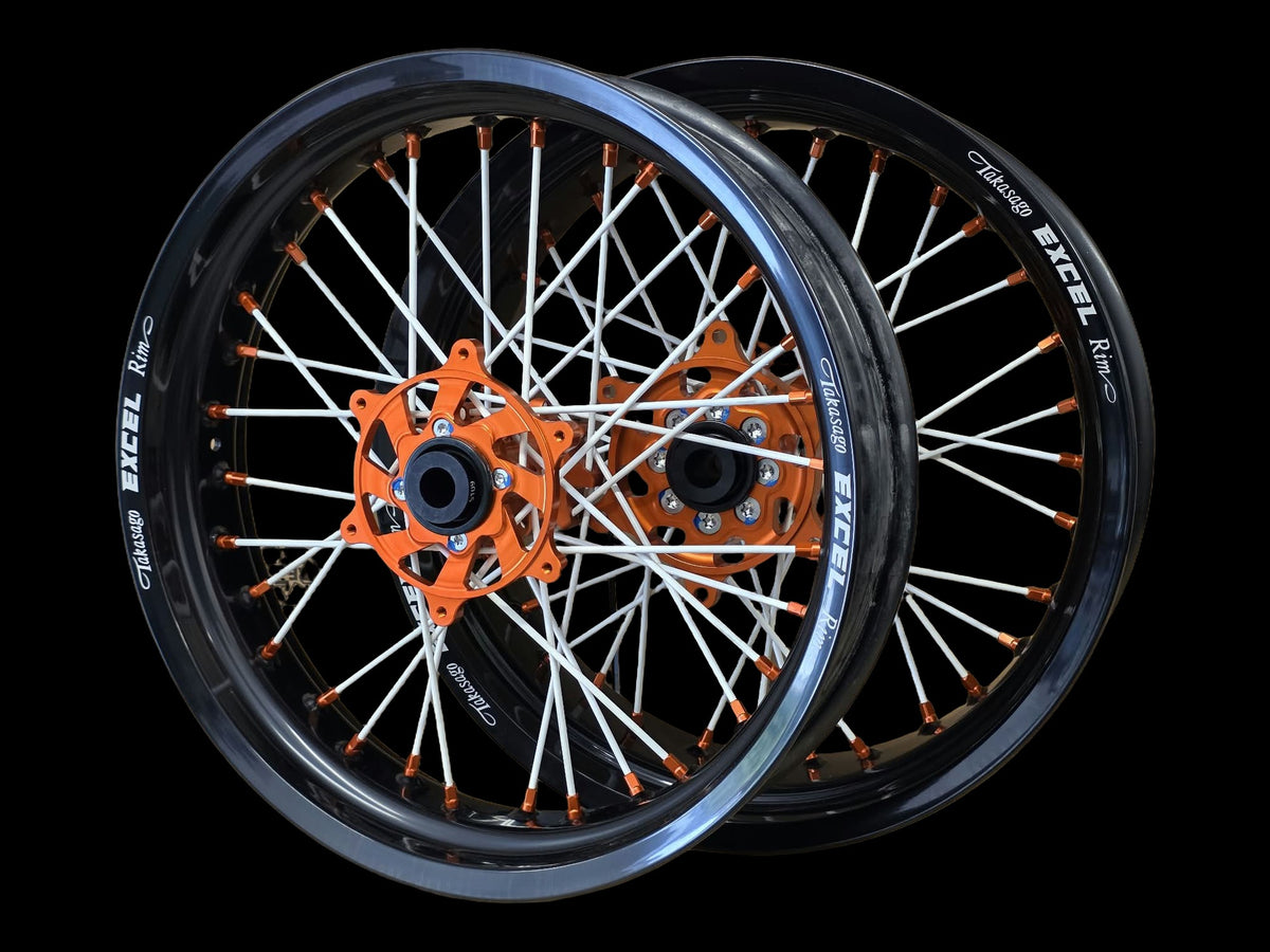 Supermoto Felgensatz 17 Zoll Excel Schwarz mit G2 Pro Nabe Orange – vorne und hinten, schwarzer Hintergrund