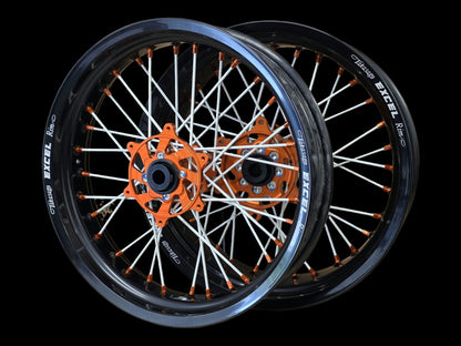 Supermoto Felgensatz 17 Zoll Excel Schwarz mit G2 Pro Nabe Orange – vorne und hinten, schwarzer Hintergrund