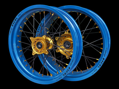 Supermoto Felgensatz 17 Zoll Excel Tropical Blue Step 1+2 mit Haan Nabe Gold – vorne und hinten, schwarzer Hintergrund