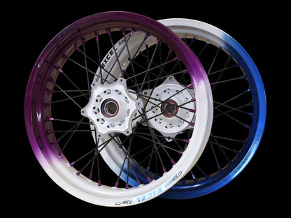 Supermoto Felgensatz 17 Zoll Excel Illusion Violet / Weiß & Illusion Neptune / Weiß mit EVSS Nabe Weiß – vorne und hinten, schwarzer Hintergrund
