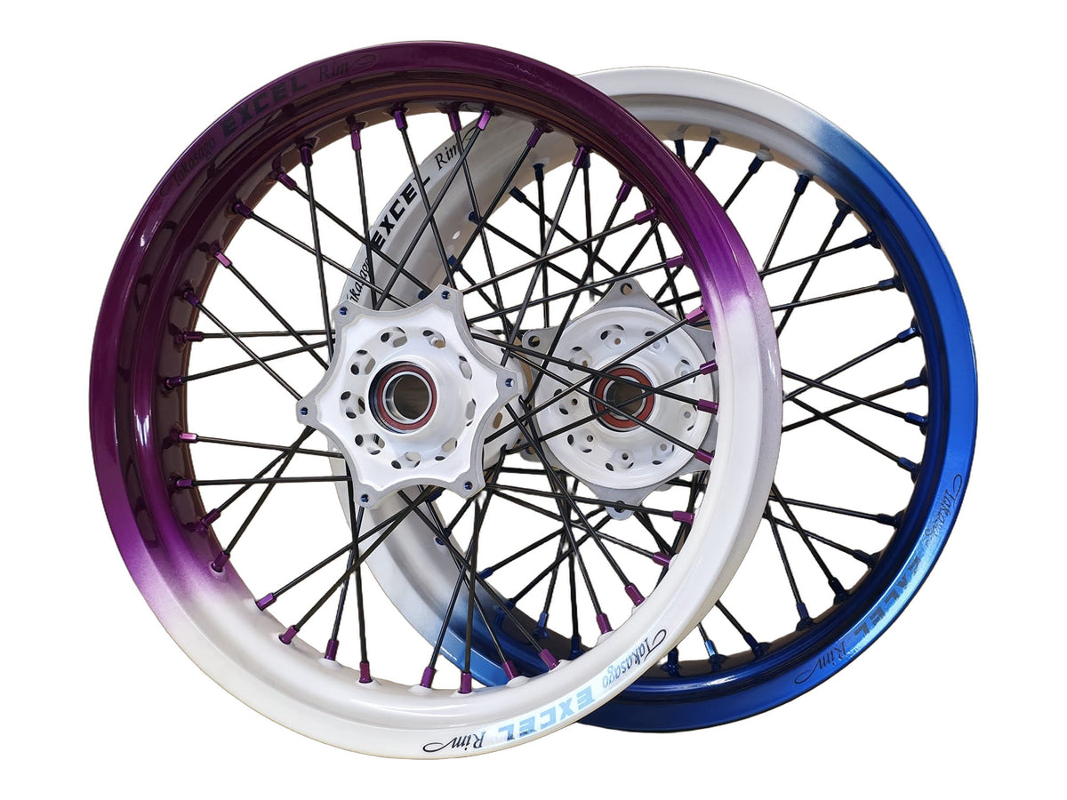 Supermoto Felgensatz 17 Zoll Excel Illusion Violet / Weiß & Illusion Neptune / Weiß mit EVSS Nabe Weiß – vorne und hinten, freigestellt