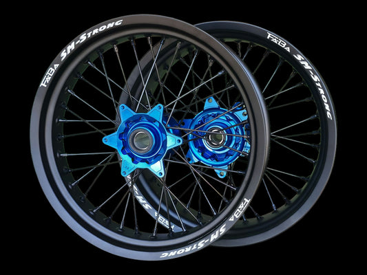 Supermoto Felgensatz 17 Zoll Faba SM-Strong Mattschwarz mit Faba Nabe Blau – vorne und hinten, schwarzer Hintergrund