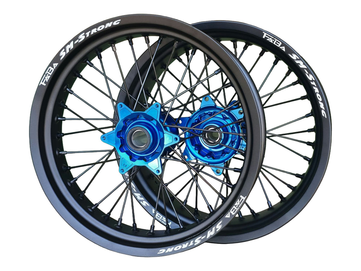Supermoto Felgensatz 17 Zoll Faba SM-Strong Mattschwarz mit Faba Nabe Blau – vorne und hinten, freigestellt