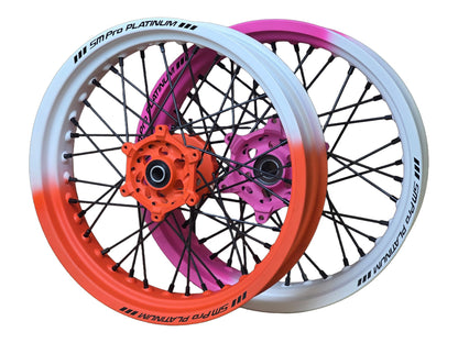 Supermoto Felgensatz 17 Zoll SM Pro Platinum Cerakote Hunter Orange / Prison Pink mit SM Pro Naben Hunter Orange und Prison Pink – vorne und hinten, freigestellt